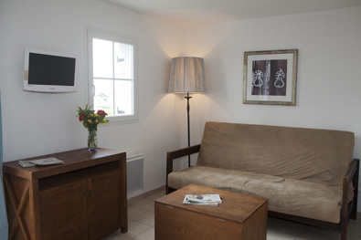 Residence Les Terrasses de Pentrez - living room with sofa bed and TV